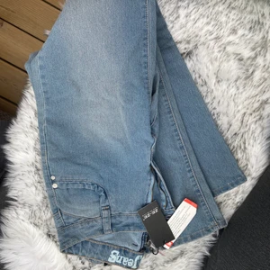 Vida vintage jeans NYA - Helt nya vida jeans med mellan hög midja. Stl 36 men passar 34 också. 🤍 Dom går inte att köpa längre och är ifrån zeze ⚡️ 