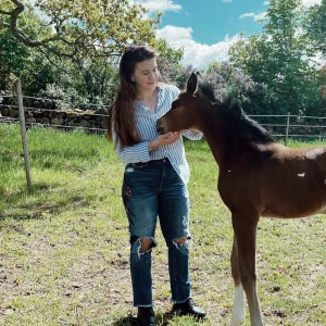 Jeans - Jeans med blombroderier på högra benet 🌺  Storlek 27/4 (är som ett par 38a)  Köpta i Abercrombie & Fitch butik i LA.   Nypris ca 950kr.   Kolla gärna mina andra annonser - ger alltid paketpris 📦  Betalning via swish 💰   Skickas mot fraktkostnad - bjuder på frakten vid köp av mer än två saker ✅  Allt säljs nytvättat!   #abercrombiefitch #jeans