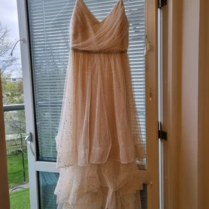 Fest klänning  - Fest klänning endast använd 1 gång och fövarad i perfekt form.  Storlek m🌸  Köpt 2020 till ett bal❤  Från djur och rökfrihem 💓  Kontakta mig för mer information 🥰 