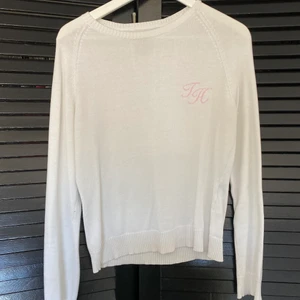 Tommy Hilfiger - En Tommy Hilfiger tröja med rosa loga✨väldigt fint skick! En utan favoritttöjorna