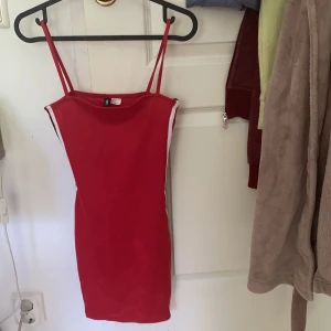 Klänning  - En fin röd klänning och det finns  ett vitt streck och ett svart långt streck +frakt 🚚