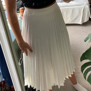 Plisserad kjol - Kjol från stradivarius som är använd noll gånger då den itne är min stil. Storlek M men ganska liten så en S kan också ha den!