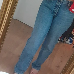 zara jeans - säljer ett par straight zara jeans som tyvärr inte kommer till någon användning pga för stora! storleken är 44. passformen är ganska baggy!Ha en fin dag/kväll💕. pris kan diskuteras vid intresse