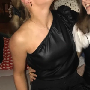 Festtopp ginatricot  - Svart lädertopp ifrån ginatricot! Sällan använd🖤