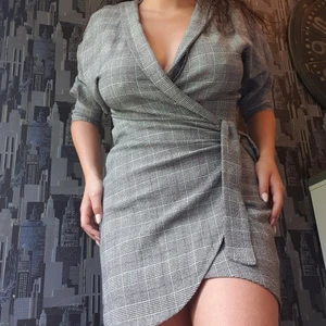 Knytklänning  - Klänning som man knyter i midjan. Vilket gör den anpassningsbar för alla kroppstyp då man kan manipulera sin midja. Använt den 3 ggr.