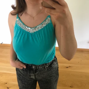 Festtopp med paljetter - Säljer detta supercoola vintagelinnet!🕺 Använd men i bra skick. Har några extra snören som man kan knyta runt halsen om man vill. Är i storlek L men skulle säga att det passar alla mellan XS-L. Jag som har på mig linnet har vanligtvis storlek S🌟💙💜