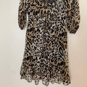 Jättefin leopard klänning från Gina tricot i storlek 34, tror att den kan användas av 36:a också. Kan användas som starndklänning men också till vardags. Har bara använts få gånger. 🤩 skriv för fler frågor. Köparen betalar för frakten 🌸✨Pris kan nog diskuteras 