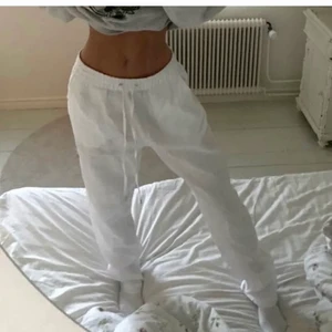 Linnebyxor - Säljer dessa jättepopulära Linnebyxorna från H&M, helt slutsålda. Budgivning som börjar på 190kr, höj med minst 10kr. Budgivningen slutar 7 juni 15:30, frakt tillkommer! Lägg  bara bud om du är villig att köpa dem för det priset