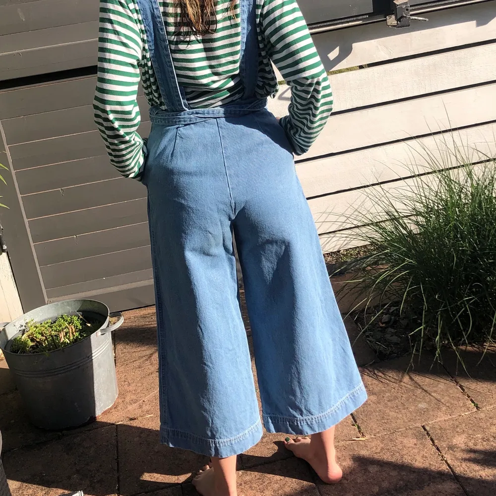 Supersnygg hängselbyxa/jumpsuit från Zara i jeans!!. Klänningar.