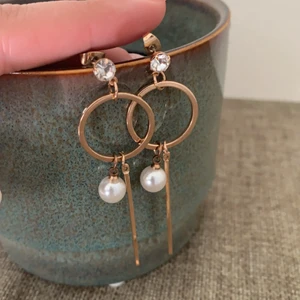 Örhängen & Ringar  - Örhängen aldrig använda ringar använda några gånger. Säljer allt tillsammans. Säljs i befintligt skick. 