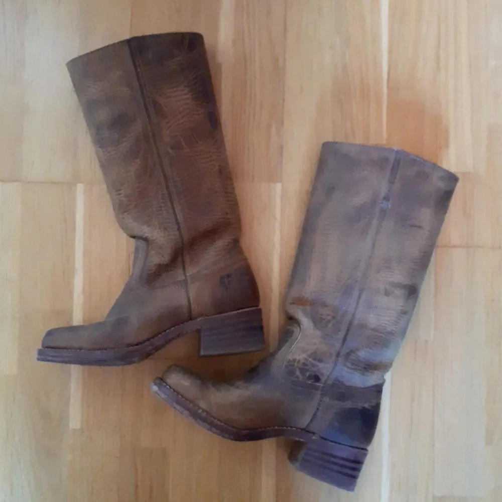 Väldigt fina boots från Frye i en superfin brun färg! Köpte dem second hand men de var tyvärr lite för små för mig vilket är så synd då jag älskar dem!!🥰. Skor.