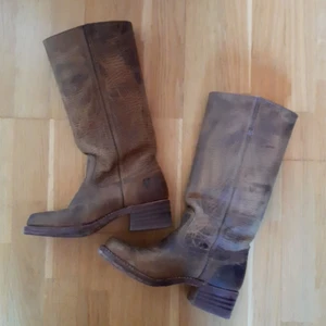 Äkta Frye boots - Väldigt fina boots från Frye i en superfin brun färg! Köpte dem second hand men de var tyvärr lite för små för mig vilket är så synd då jag älskar dem!!🥰
