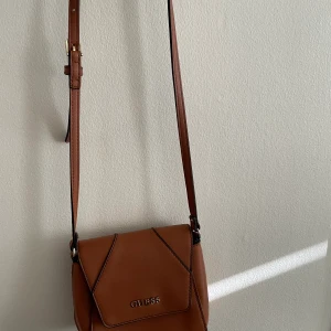 En äkta guees väska - Säljer min guess väska den är i jätte bra skick.  Köpte för cirka 1200 säljer för 200kr 