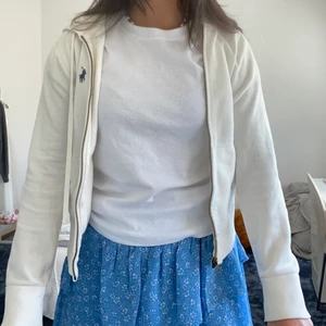 RALPH LAUREN HOODIE🤍 - Hej! Säljer denna skitsköna ziptröjan från RalphLauren! Köptes för några år sedan, säljer pga den inte kommer till användning mer! Är inte säker på hur mycket den kostade från början men vet att det är åtminstånde över 1500kr, säljer därför för jätte bra pris! Den är i storlek S men skulle säga att den passar XS och M också. Skriv till mig privat om ni har frågor eller funderingar🤍🤍🤍