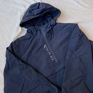 Quasi Anorak jacka  - Jättefin anorak från quasi! Den är mörkblå 🥰 Säljer för jag inte använder den. Superfint skick! Oversize fit och pris kan diskuteras. Kan mötas i Malmö eller skickas 🥰