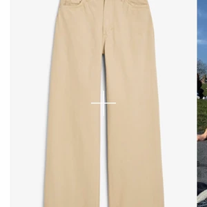 Jeans från Monki - Beiga jeans från monki. Ser mörkare ut på bilden men är ljusare i verkligen. Storlek 31 i monki vilket motsvarar ca M/L:) (Köparen står för frakten)