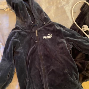 Svart Hoodie - Sparsamt använd svart/mörkblå samets tröja. Strl 36. Köparen står för frakten✨💖