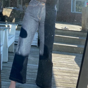Jeans från Carin Wester - Snygga, mörkblå jeans från Carin Wester. Storlek 38. Buda i kommentarerna eller köp direkt för 250kr❣️ 