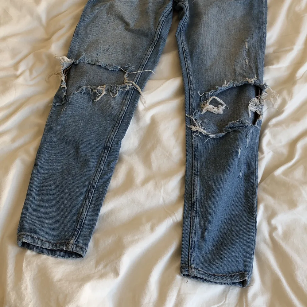 Ripped jeans från Zara! Passar 34or i byxor även fast det står 36. Kan mötas upp eller skickas med postnord! . Jeans & Byxor.