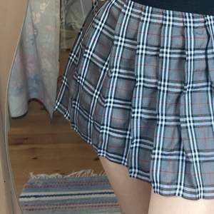 Söt och trendig veckad kjol. Lite billigare kvalitet men aldrig använd. För kort på mig (170cm) Frakt tillkommer