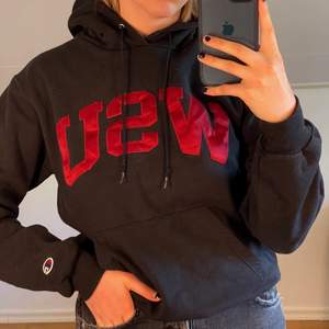 svart hoodie med rött WSU-märke, köpt på beyond retro har jag för mig! frakt tillkommer🖤🖤