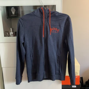Hugo boss hoodie storlek S - Hej, säljer min Hugo boss hoddie. Skicket är 10/10 då den är väldigt sparsamt använd( inga hål eller urtvättad). Storleken är S men skulle även passa till en M