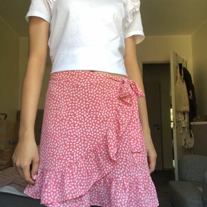 Kjol strl S - Säljer min sparsamt använda kjol. Färgen är mer som på den första bilden❤️ Kjolen är så fin till sommaren🌺 Säljer pga att jag har för många. Storleken är S men passar  också XS och M 