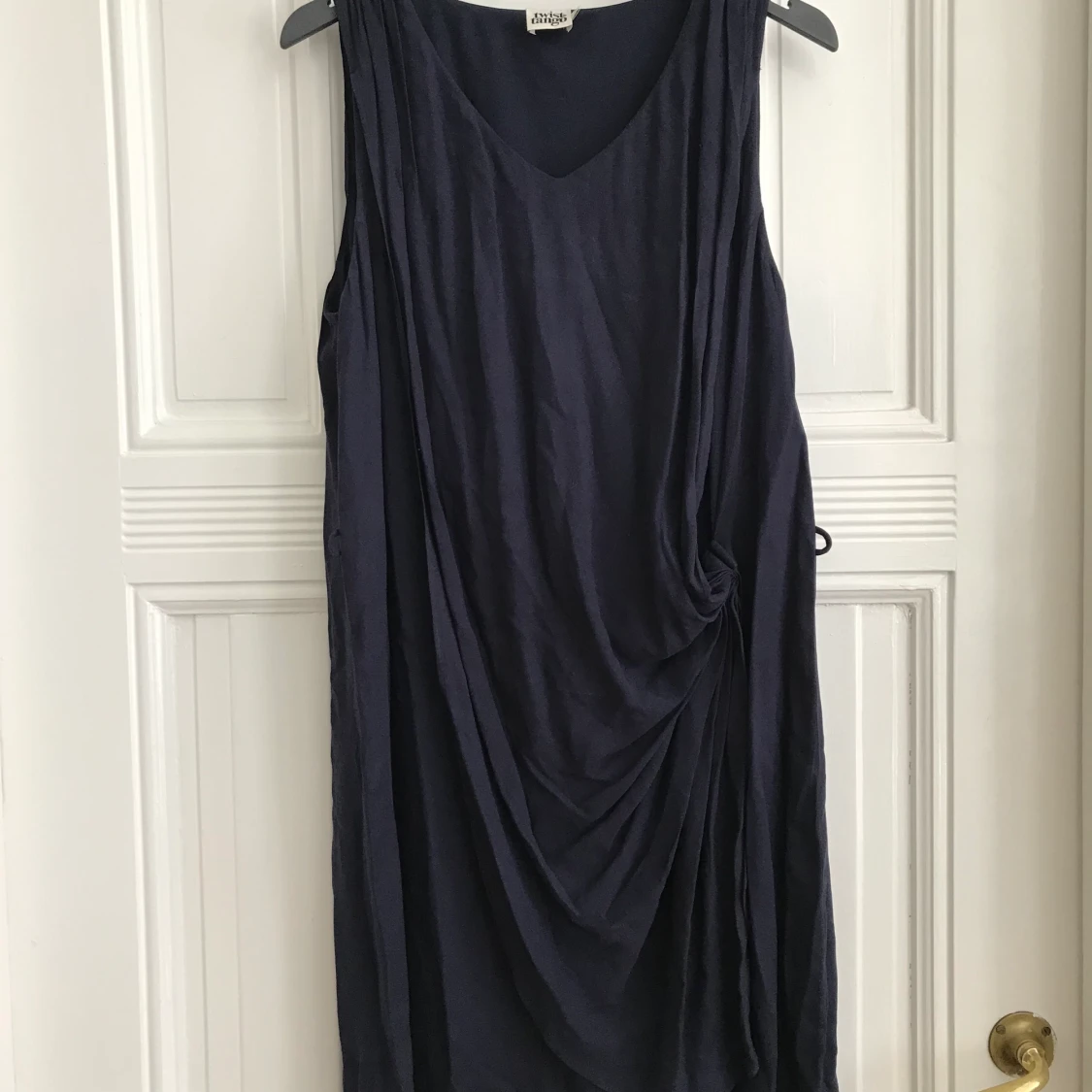 Klänning med twistdetalj 