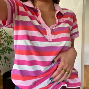 Rosa pikétröja  -  I jättebra skick! Pasaar strolek 34-40 beroende på hur man vill att den ska sitta. Hade även varit sjukt snygg att croppa nu till sommaren💖