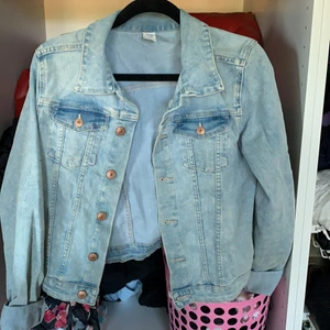 Jeans jacka - Använd några få gånger, vet ej vart den kommer ifrån heller inte storlek men kan tänka mig xs/s