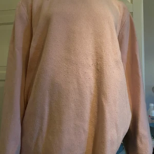 Rosa tröja med svart rosett - En rosa tröja strl 164 med en svart rosett längst. Er vi ärmarna. En skön tröja att ha hela året om, en sval sommarkvälll eller en vanlig vinterdag. Skönts och mysigt material. Frakt ingår. Tvättar såklart innnan frakt.