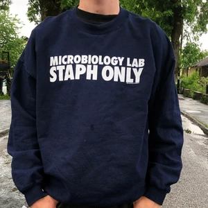 Vintage Tröja - Vintage tröja i storlek XL / Passar Large. Person på bilden är 184 cm, hör av dig om du har några frågor eller vill ha fler bilder/mått på plagget ✌🏼