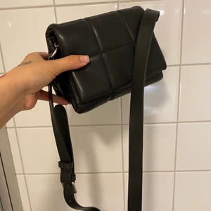 Liten svart väska - Jättesnygg axelremsväska oanvänd. Från mango. Jättebra skick