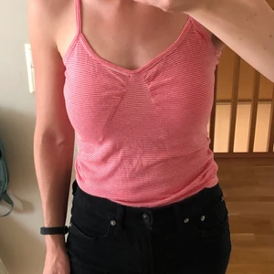 Lee linne strl M - Linne från Lee i strl M. Är själv en strl S så något liten i strl då det sitter perfekt på mig! Fint skick utan hål eller fläckar.