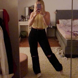 Raka svarta jeans  - Säljer mina jeans från weekday i modellen Rowe. Jag har gjort egna hål på knäna. Säljs pågrund av att de blivit för små men är i väldigt bra skick, som nya! <33 (Köpta för 500kr, men säljer för 50kr där frakt tillkommer på 50kr) 