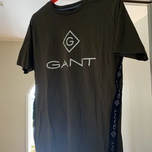 Gant & na-kd - Storlek M på gant tröjan! L på na-kd tröjan! Väldigt fint skick på båda tröjorna! Bara testade! 