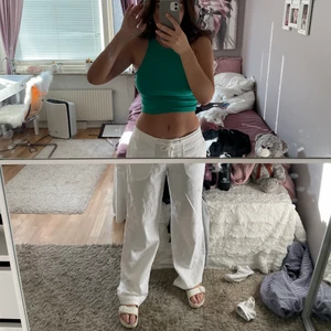 Linnebyxor  - Ett par vita skitsnygga linnebyxor som aldrig är använda👌💓 Köptes här på plick men är tyvärr för långa för mig på 163cm! Bild på hur dem sitter på mig👆 OBS! Frakt på 66kr betalas av köparen