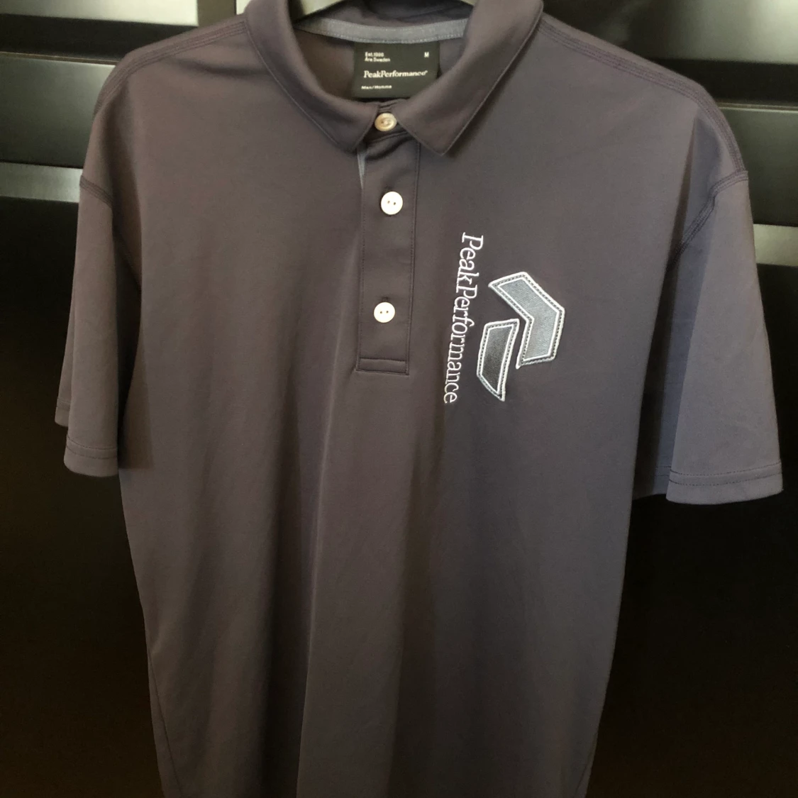 Blå/lila golf piké ifrån PeakPerformance