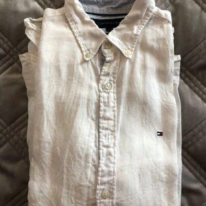 Vit linne-skjorta ifrån Tommy Hilfiger i 100% linne - Vit linne-skjorta ifrån Tommy Hilfiger i 100% linne.  Premium-linen - Storlek S I väldigt fint skick. Mitt pris 350kr inkl Nypris 1099kr 