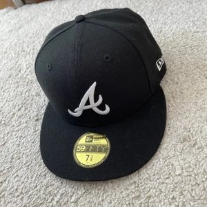 Atlanta Fitted Cap New Era - Säljer min trendiga keps som jag köpte ny och nyligen på hatstore, mail/köpbevis finns och säljer om jag får tilltäckligt bra bud!