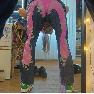 Evisu jeans  - Säljer mina drömbyxor eftersom jag behöver pengar:( skit snygga Evisu jeans, köpta av unkn0wn_archive på insta för 1500kr. Lite korta på mig som är 181cm, har behövt spreta upp den nedre delen på Jeansen men det ser man inte. Är i bra skit med tanke på att dom är secondhand. Första bilden är lånad 