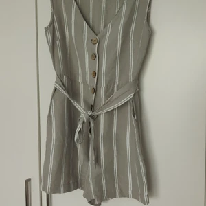 Jumpsuit - Så fin jumpsuit från Mango. Säljs på grund av att den är lite för stor för mig. Fint skick, 50% linne i materialet. 