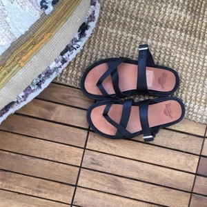 Dr martens tofflor - Säljer ett par oanvända Dr.Martens tofflor, storlek 36. Nypris 1400:- köparen står för frakten! 