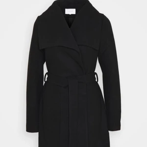 Vila kappa  - Kappa i 100% polyester, ofodrad. Längd cirka till knät i storlek 38. Köpt i cirka December.