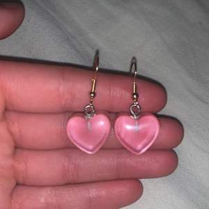 Säljer ett par jätte fina ljus rosa hjärtörhängen  köpte för 60kr här på plick men kom tyvär aldrig till användning priset är inklusive frakt❤️