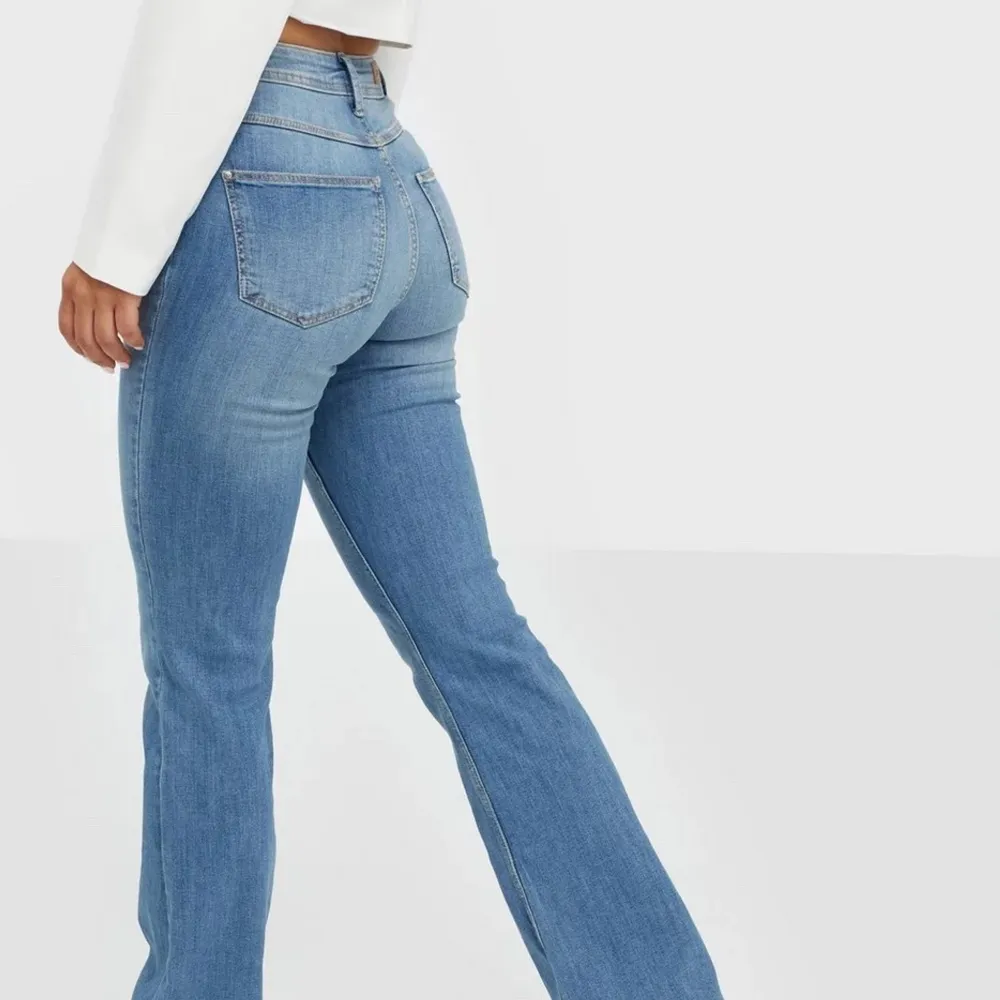 Säljer dessa jeans köpa från Nelly. De är i storlek     W25/L32 och är endast testade. Hör av dig vid intresse eller frågor! 💙💙. Jeans & Byxor.