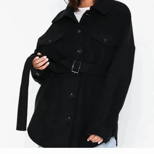 Nelly kappa - Populära Nelly kappan i storlek 34. Slutsåld på hemsidan! Lite oversized i modellen. 