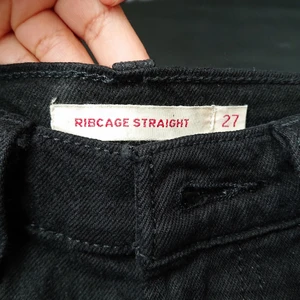 Officiell Levis Ribcage Straight 27  - Waist 27 Length 27. Sparsamt använd. Använd 3-4 gånger. Köptes för 1150kr säljer för 500+frakt. 