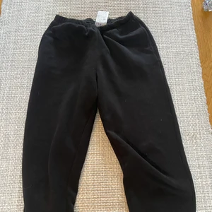 Gina tricot mjukisbyxor - Jätte mysiga, använda fåtal gånger dom är i bra skick,  säljer för dom inte kommer till användning 🥺🥺 passar till allt, enkelt och snyggt