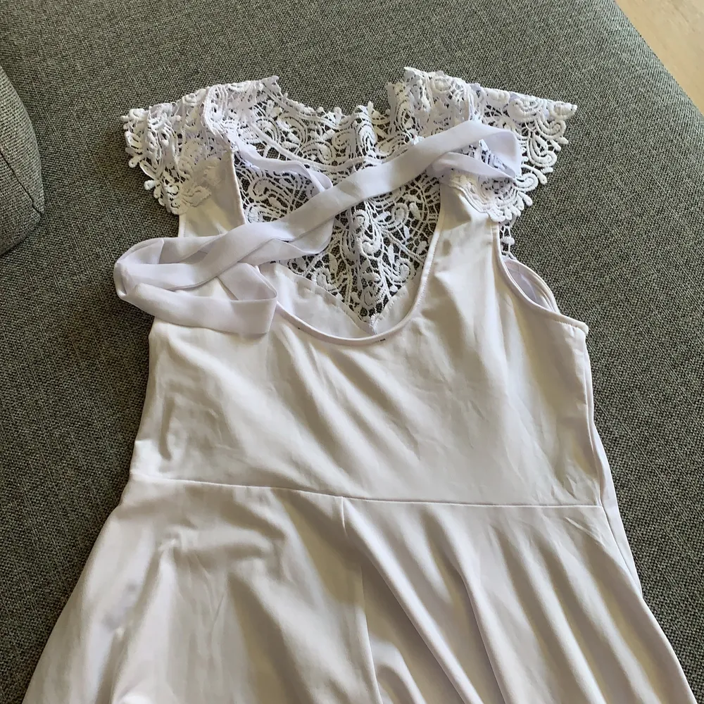Säljer en vit klänning i väldigt bra och fint skick, den är använd 2-3 gånger. Lappen är bortklippt, men det är storlek M-L. Den är i väldigt skönt material och är stretchig. Köparen står för frakten! . Klänningar.